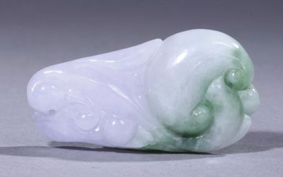 CHINE, XXe siècle 
Lot comprenant un pendentif en jade céladon représenant un enfant...