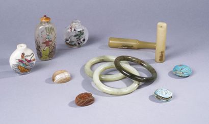 CHINE, XXe siècle 
Lot de cinq objets en serpentine beige et verte, comprenant trois...