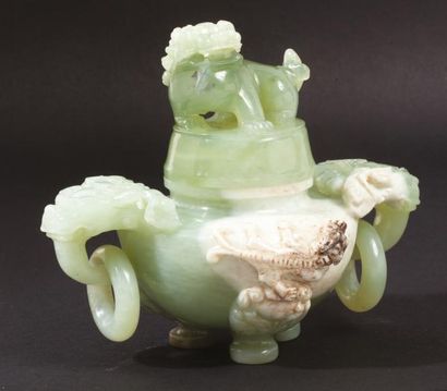 Chine, 2ème moitié du XXe siècle 
Brûle-parfums tripode couvert en serpentine, la...