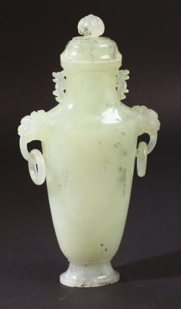 Chine, 2ème moitié du XXe siècle 
Vase balustre couvert en serpentine, orné de deux...