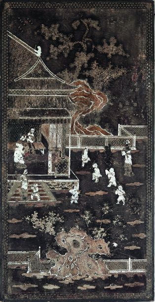 Chine, XVIIème siècle 
Un panneau en laque noire, en nacre et argent à décor de personnages...