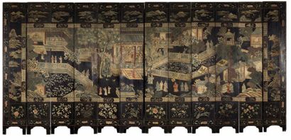 CHINE, XIXe siècle 
Paravent à douze feuilles en laque de Coromandel, à décor biface...