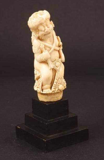 Indonésie, XVIII-XIXe siècle 
Poignée de kriss en ivoire, représentant un démon assis...
