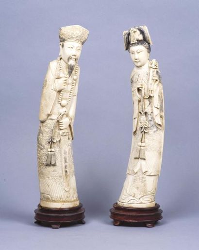 CHINE, vers 1940 
Couple en ivoire sculpté et rehaussé de noir, tous deux vêtus de...