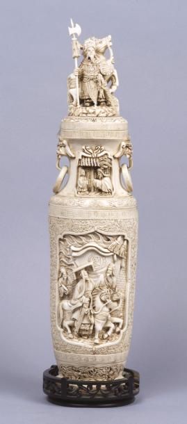 CHINE, vers 1940 Vase couvert en ivoire sculpté de cavaliers dans des réserves sur...