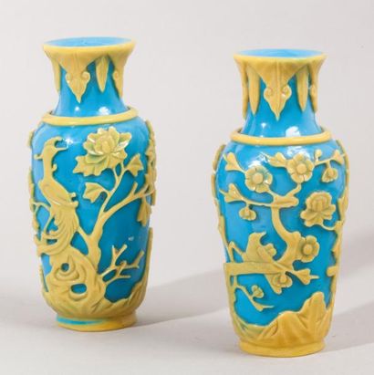 CHINE, XXe siècle 
Paire de vases overlay, à décor en jaune sur fond bleu d'oiseaux...