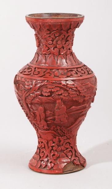 CHINE, vers 1920 
Vase balustre en laque de cinabre sur métal, à décor de lettrés...