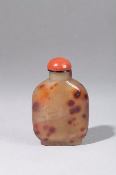 CHINE, XIXe siècle 
Flacon de tabatière de forme balustre en agate miel et inclusions...