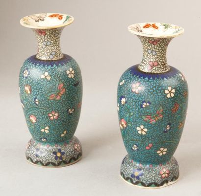 JAPON, vers 1900 
Paire de vases balustre en porcelaine et émaux polychrome à décor...