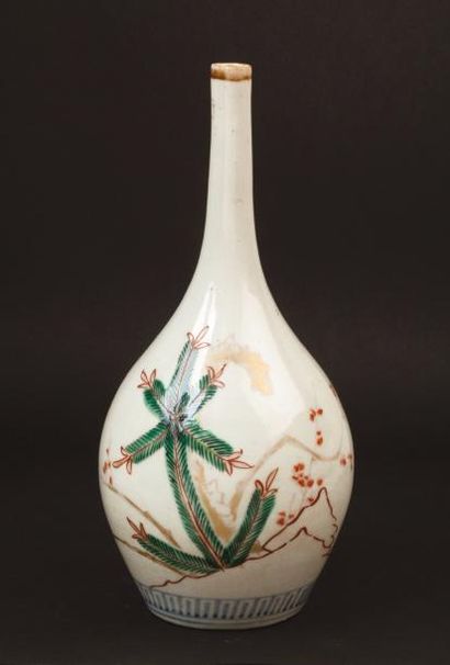 JAPON, Période MEIJI 
Vase de forme bouteille en porcelaine à décor polychromes dde...