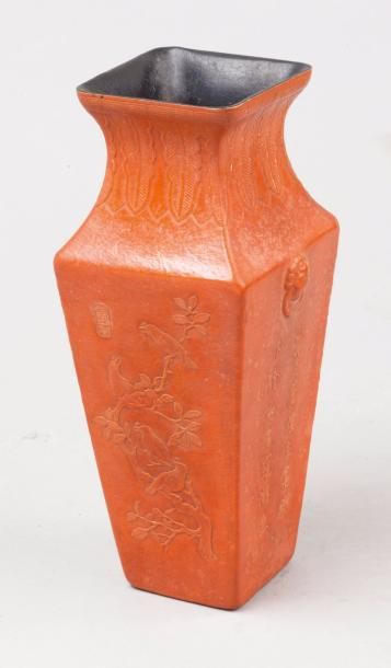 CHINE, début XXe siècle 
Vase quadrangulaire réalisé à partir d'une coloquinte, à...