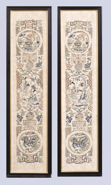 CHINE, vers 1900 
Deux paires de panneaux en soie brodée, à décor polychrome de personnages,...
