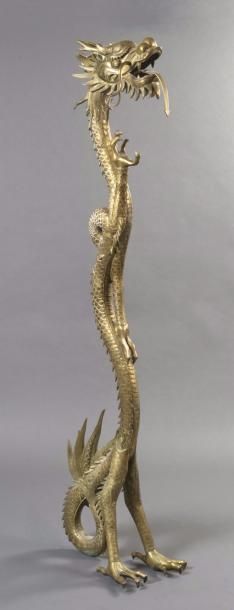 Indochine, vers 1920 
Dragon en bronze, se tenant dressé sur ses pattes arrières.
H....