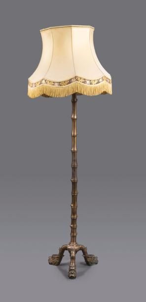 Indochine, vers 1920 
Lampadaire tripode en cuivre à l'imitation du bambou, les pieds...