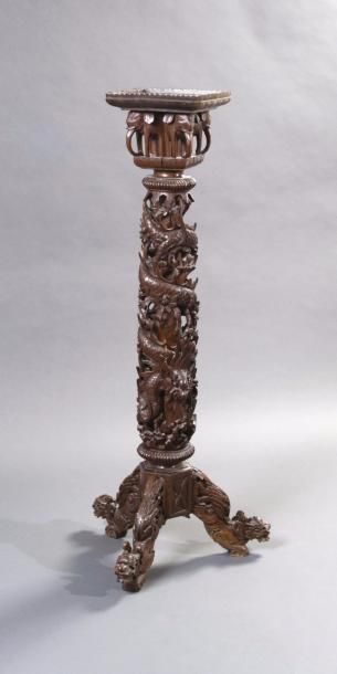 Indochine, vers 1920 
Paire de sellettes tripode en bois naturel, à décor sculpté...