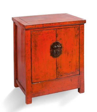 CHINE, XIXe siècle 
Paire de cabinets en bois laqué rouge ouvrant à deux portes sur...