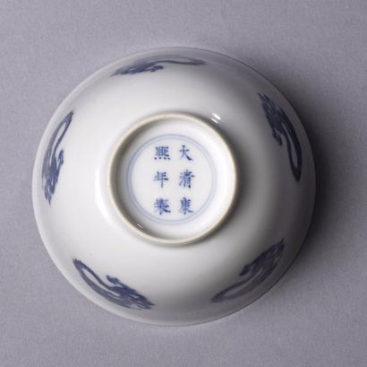 Chine, marque et époque Kangxi, XVIIIème 
Petite coupe en porcelaine bleu blanc à...