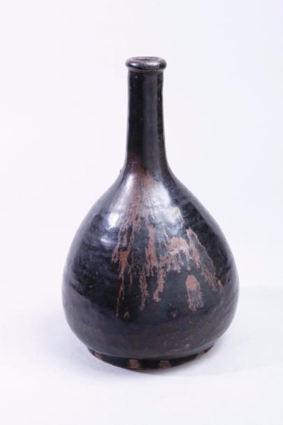 Chine, période Song 
Vase bouteille en céramique de type Tenmoku émaillée brun et...