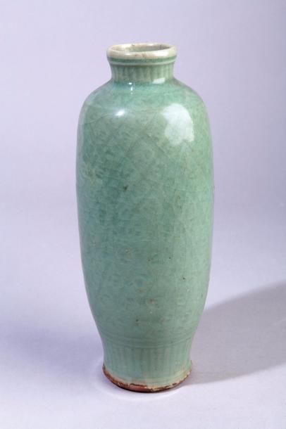 Chine, période Ming, Four de Longquan 
Vase de forme oblongue en céramique émaillée...