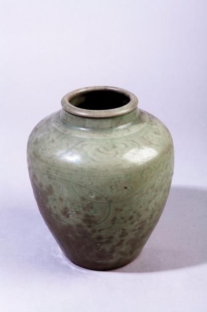 Chine, période Ming, Four de Longquan 
Petite jarre en porcelaine et émail céladon,...