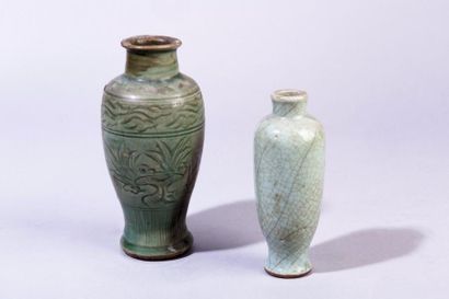 Chine, période Ming 
Ensemble de trois coupes et deux petits vases en porcelaine...