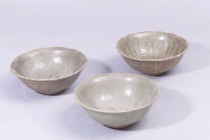 Chine, période Ming 
Ensemble de trois coupes et deux petits vases en porcelaine...