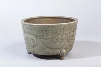 Chine, période Ming 
Brûle-parfum tripode en porcelaine émaillée céladon, à décor...