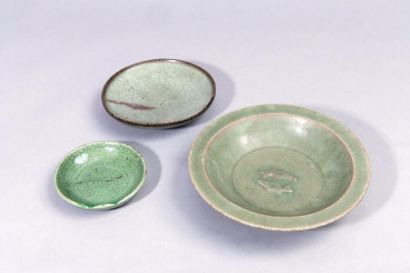 Chine, période Ming 
Ensemble de trois coupes émaillées celadon à décor moulé sous...