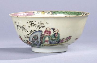 Chine, 1ère moitié du XVIIIe siècle 
Coupe en porcelaine et émaux de la famille rose,...