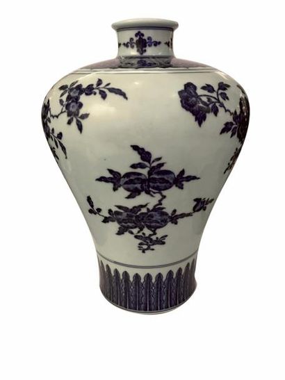 CHINE 
Vase de forme Meiping en porcelaine bleu blanc à décor de grenades, végétaux,...