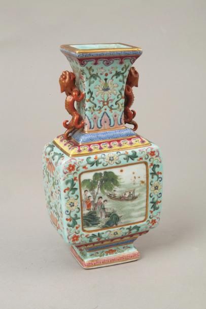CHINE, vers 1920 
Vase de forme quadrangulaire à long col orné de deux dragons émaillé...