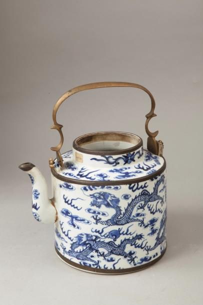 Chine, période Qing 
Théière en porcelaine émaillée bleu blanc à décor de dragons,...