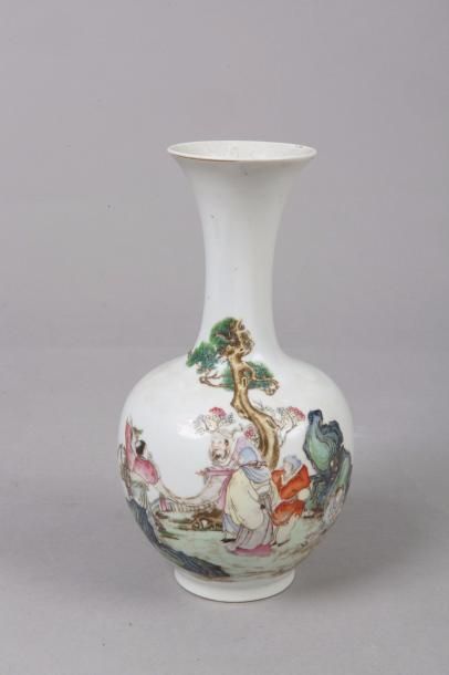 CHINE, XIXe siècle 
Petit vase bouteille à ouverture légèrement évasée, orné en émaux...