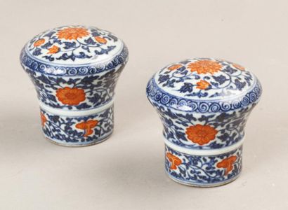 CHINE, XXe siècle 
Deux embouts de montage en rouleaux en porcelaine émaillée bleu...