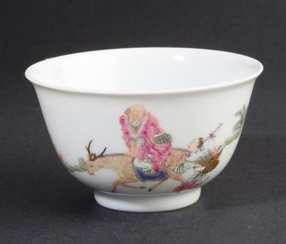 CHINE, XIXe siècle 
Petit bol en porcelaine et émaux de la famille rose, représentant...