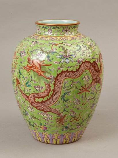CHINE, XXe siècle 
Vase de forme balustre en porcelaine et émaux de la famille rose,...