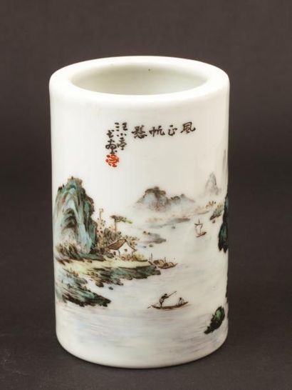 CHINE, vers 1960 
Porte-pinceaux cylindrique en porcelaine et émaux de style famille...