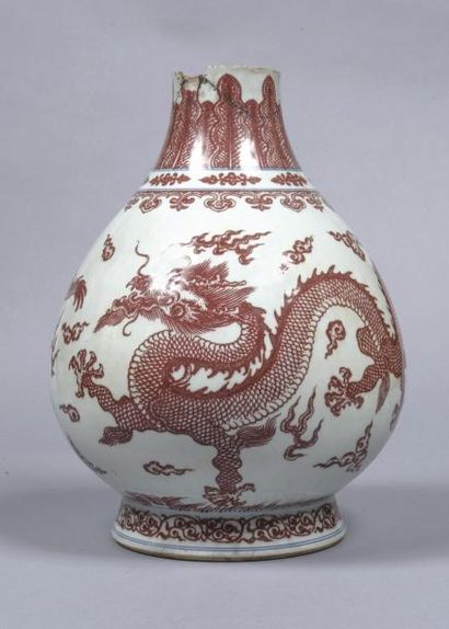 CHINE, XXe siècle 
Vase pansu en porcelaine blanche, à décor en rouge de fer de deux...