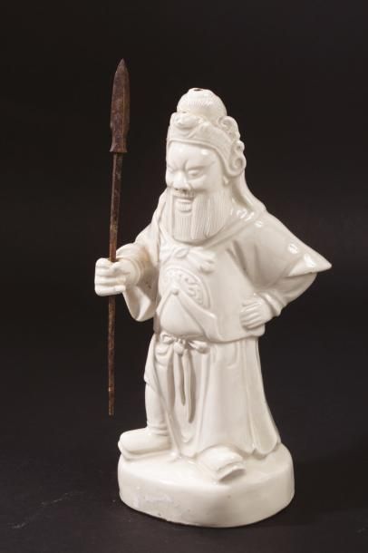 Chine, vers 1900-1920 
Statuette en porcelaine blanc de Chine, représentant un guerrier...