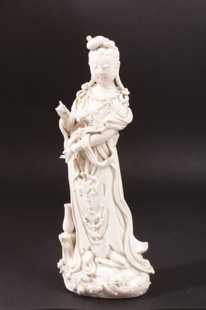 CHINE, XXe siècle 
Statuette en porcelaine blanc de Chine, représentant une divinité...