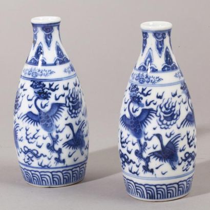 CHINE, XXe siècle 
Paire de vases de forme gourde en porcelaine bleu blanc, à décor...