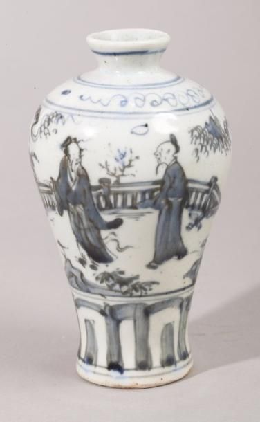 Chine, fin XIXe - début XXe siècle 
Vase meiping en porcelaine, à décor en bleu de...