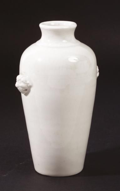 Chine, fin de la période Qing, XIXe siècle 
Petit vase en porcelaine blanche, orné...