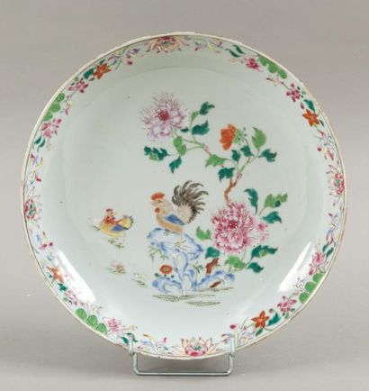 CHINE, vers 1900 
Petite vasque en porcelaine blanche, à décor sous couverte de fleurs...