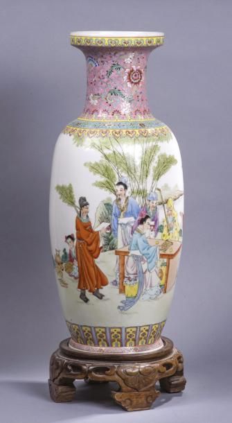 CHINE, vers 1960 
Grand vase balustre en porcelaine, à décor en polychromie de joueurs...