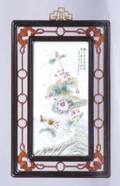CHINE, XXe siècle 
Plaque en porcelaine et émaux de la famille rose représentant...