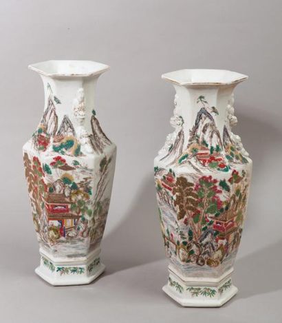 Chine, vers 1950 
Paire de vases de forme hexagonale en porcelaine et émaux de la...