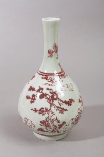 Chine, 2ème moitié du XXe siècle 
Vase piriforme à long col en porcelaine, à décor...