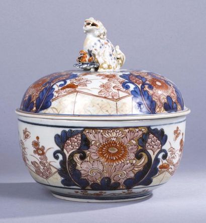 JAPON, fin XIXe siècle 
Coupe couverte en porcelaine Imari, à décor bleu, corail...
