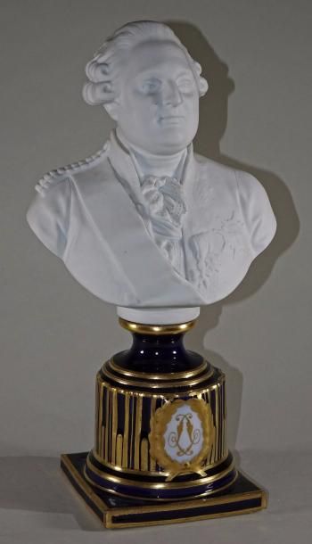 null Buste de Louis XVI en biscuit sur un piédouche en porcelaine bleu et or, au...